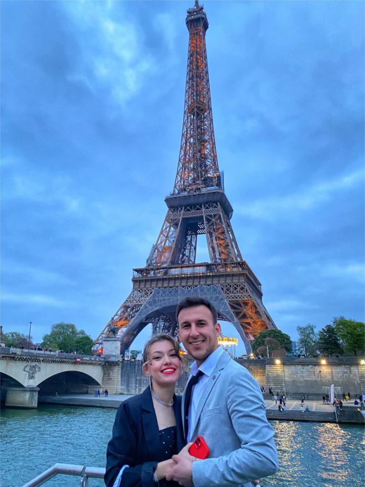Genç çift ünlü Eiffel Kulesi önünde poz veriyorlar.